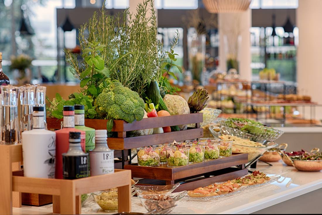Fresh vegetables, verrines and salmon toasts