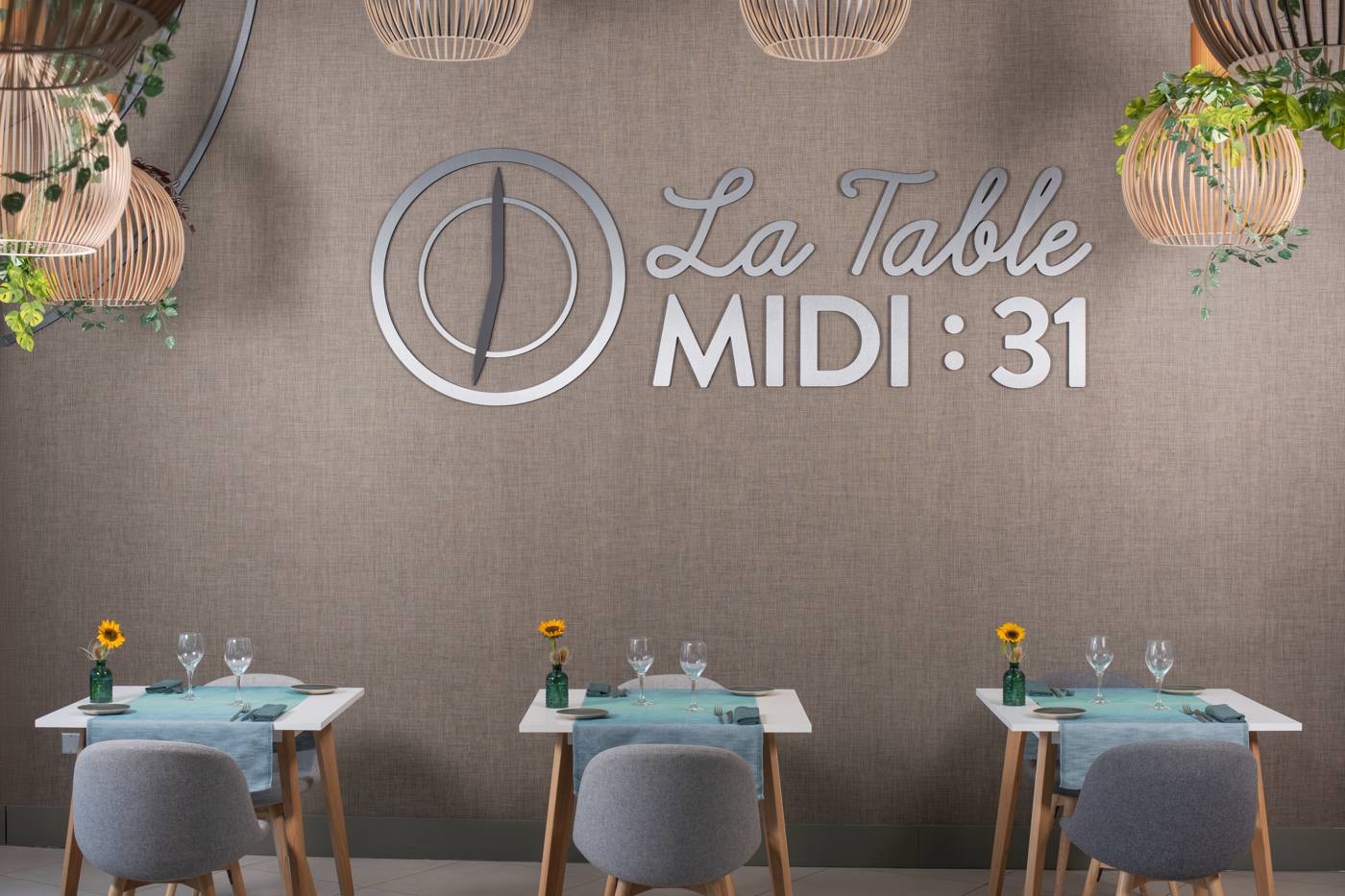 The La Table Midi 31 dining room set for lunch